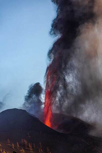 Narrow lava fountain rising straight upwards (Photo: Tom Pfeiffer)