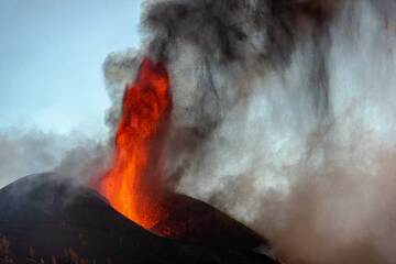 A moment of lava fountain with relatively little ash (Photo: Tom Pfeiffer)