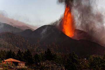 Beginn einer stärkeren Phase der Lavafontäne. (Photo: Tom Pfeiffer)