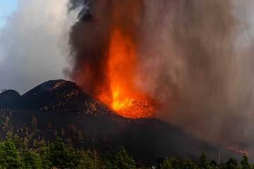 Eruption of a bursting lava bubble producing a shock wave. (Photo: Tom Pfeiffer)