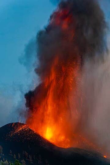 Blue hour lava fountain (2/3) (Photo: Tom Pfeiffer)