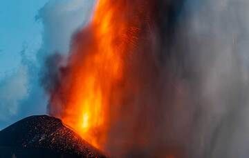 The lava fountain, less intense compared to previous days, produces beautiful colors in the blue hour. (Photo: Tom Pfeiffer)