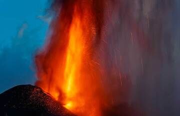 Glowing lava and falling ash (Photo: Tom Pfeiffer)