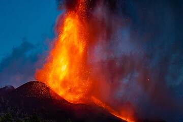 Eruption at dusk (Photo: Tom Pfeiffer)