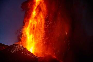 Lava fountain during a stronger phase (Photo: Tom Pfeiffer)