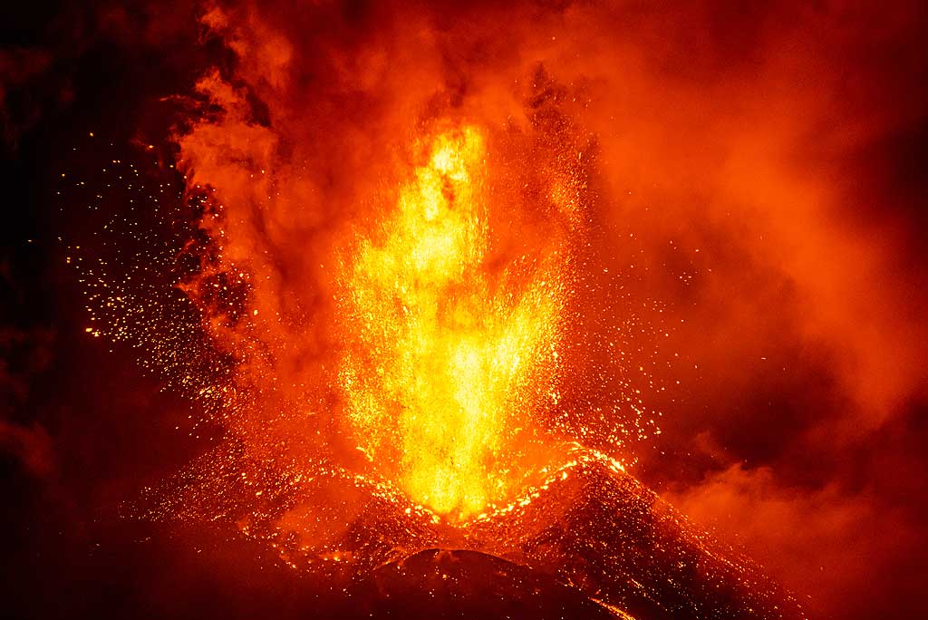 A large gas bubble has exploded in the crater, detonating with a loud boom and ejecting liquid lava bombs in radial directions to many hundred meters distance. (Photo: Tom Pfeiffer)