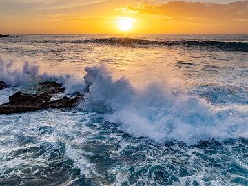 Waves crash onto the rocks of El Golfo bay on Lanzarote. (Photo: Tobias Schorr)