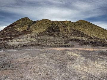 In the crater of the volcano Montaña Colorada once there was a lava lake, that was overflowing. (Photo: Tobias Schorr)