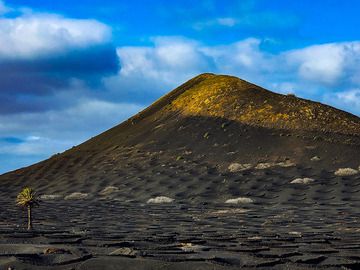 The volcano Mña Negra ("black mountains). (Photo: Tobias Schorr)