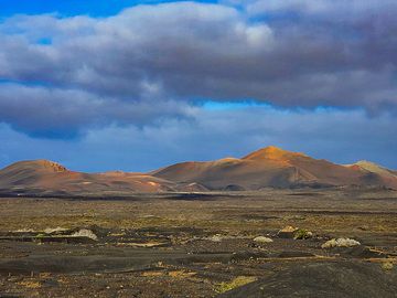 The Firemontains Mñas del Fuego  in the nature park of Timanfaya on Lanzarote. The highlight No 1 on the island. (Photo: Tobias Schorr)