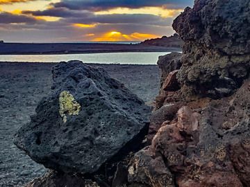 Green olivine crystals at the Charco Verde lake. (Photo: Tobias Schorr)