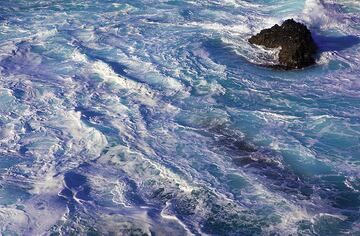 Foam on the breaking ocean waves (Photo: Tom Pfeiffer)