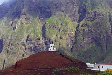 Lighthouse-church Virgen de Candelaria, La Frontera, sitting on a relatively young cinder cone. (Photo: Tom Pfeiffer)