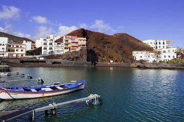 A beautiful cinder cone dominates the small fishing harbor of idyllic(?) La Restina (Photo: Tom Pfeiffer)