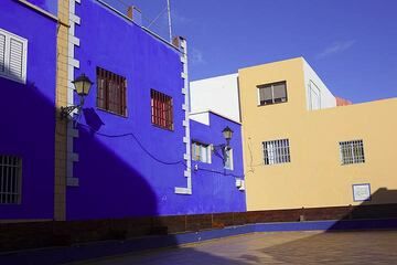 Modern architecture in colorful La Restinga (Photo: Tom Pfeiffer)