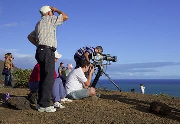 During the first weeks of the submarine eruption, several TV crews and numerous observers were at the observation spot day and night, more or less... (Photo: Tom Pfeiffer)