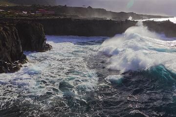 Gros surf sur la côte ouest de l'île d'El Hierro. La côte est formée de coulées de lave basaltique de l’Holocène formant un plateau exposé à toute la force des vagues océaniques. (Photo: Tom Pfeiffer)