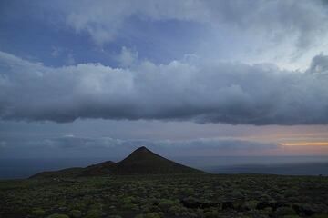 Young cinder cone on the southern rift zone of El Hierro Island, Canary Islands, near La Restinga (Photo: Tom Pfeiffer)