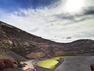 The phreatic crater area of El Golfo is famous for the little green lake.  (Photo: Tobias Schorr)