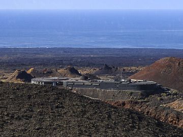 Das Massentourismuszentrum der Islote de Hilario. Bei den Montanas de fuego („Feuerberge“). Nationalpark Timanfaya. (Photo: Tobias Schorr)