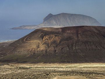 The volcano  La Aguja Grande on La Gracios island (Photo: Tobias Schorr)