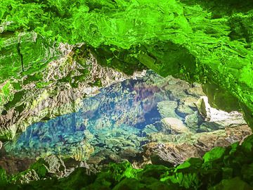 Inside the lava tube Jameos de Aqua (Photo: Tobias Schorr)