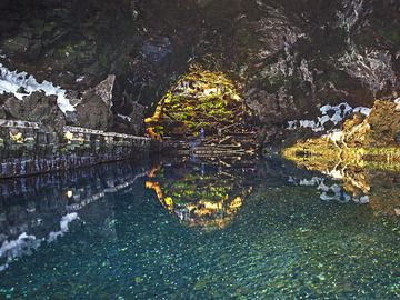 The lake inside the lava cave Jameos de Aqua (Photo: Tobias Schorr)