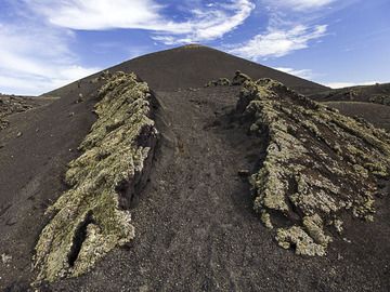 Fault in a lava flow at the Caldera de los Cuervos (Photo: Tobias Schorr)