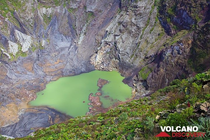 The lake-filled crater of Irazu volcano, Costa Rica (Photo: Tom Pfeiffer)