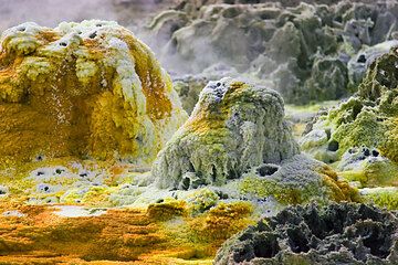 Mineral hot spring at Dallol, Danakil desert, Ethiopia (Photo: Tom Pfeiffer)