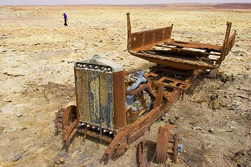 Rusting remnants of an old truck at Dallol, Ethiopia (Photo: Tom Pfeiffer)