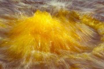 Strange fountains on the Yellow Lake at Dallol (Danakil desert, Ethiopia) show the yellow color of the water. The color is not caused by sulfur, but probably bacteria living on hydrocarbons. (Photo: Tom Pfeiffer)