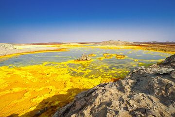 Yellow salt lake at Dallol, Ethiopia (Photo: Tom Pfeiffer)