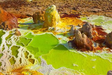 Bizarre green and yellow salt ponds and miniature terraces at Dallol hydrothermal field, Danakil desert, Ethiopia (Photo: Tom Pfeiffer)