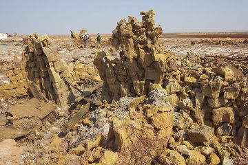 Esta casa fue construida con bloques de sal y sus paredes se están cayendo a pedazos. (Photo: Tom Pfeiffer)