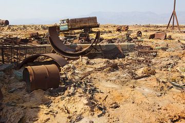 Rusting remnants of the Dallol potash mine (Photo: Tom Pfeiffer)