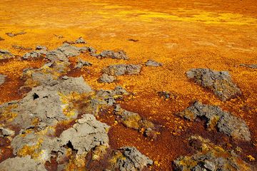 Gray and orange salt surfaces at Dallol volcano. (Photo: Tom Pfeiffer)