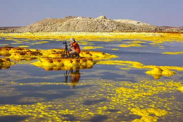 Roland has made his way to a small salt island in the middle of the lake on top of Dallol volcano and is amazed and happy about what his camera and eyes show him... (Photo: Tom Pfeiffer)