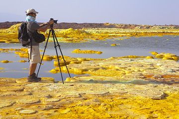 Photographing Dallol's salt lakes (Photo: Tom Pfeiffer)
