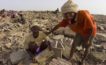 In a sea of broken crust, these Afar can be proud of their well-cut blocks. (Photo: Tom Pfeiffer)