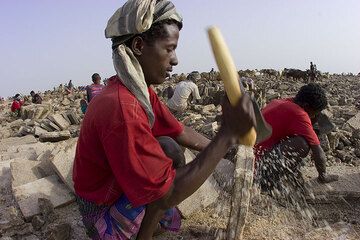 Cutting the salt blocks requires a good eye and feeling for the material. (Photo: Tom Pfeiffer)