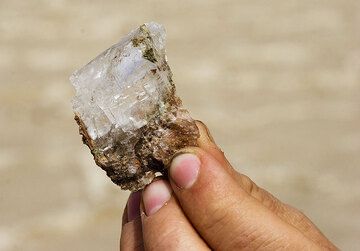 Primer plano de sal: ¡todo el lago y las rocas que nos rodean están hechos de esto!
"Sólo recógelo del suelo", bromea Salomón cuando le pido sal para el almuerzo... Y por cierto, sabe muy bien. (Photo: Tom Pfeiffer)