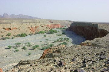 Ein großes Erosionstal am Westhand der Danakilsenke. Unzähliche Fluten haben eine Schicht aus Schotter und Konglomeraten über das alte Grundgebirge abgelagert. (Photo: Tom Pfeiffer)