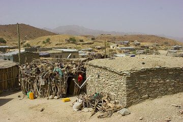 La piccola città di Berahile è il confine del paese Afar. Oggi, la maggior parte del sale viene caricata qui dai cammelli sui camion. (Photo: Tom Pfeiffer)