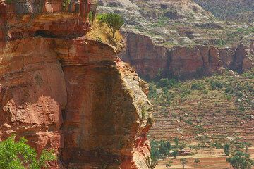 Rote und gelbe Sandsteinformationen charakterisieren die spektakuläre Landschaft der Tigray Region. (Photo: Tom Pfeiffer)