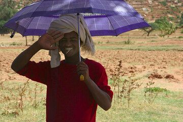 Comme je n'en ai plus besoin, je laisse mon parapluie de Logia à un jeune homme qui semble en avoir bon usage. (Photo: Tom Pfeiffer)