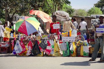 Colorful stands of street vendors, this one selling drinks, snacks and plastic bags. (Photo: Tom Pfeiffer)