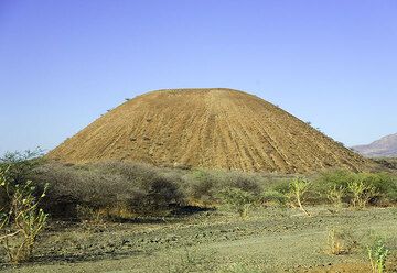 826 m ü.N.N. Schlackenkegel wie dieser sind auf dem Weg durchs Riftvalley und in das Afar-Dreieck häufig zu sehen. Sie zeugen von der jungen vulkanischen Geschichte der Gegend. (Photo: Tom Pfeiffer)