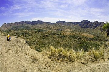 Fantale ist ein großer Stratovulkan im Zentrum des Riftvalleys. Der Kegel ist von einer 6 km großen Kaldera abgeschnitten, in der zahlreiche nicht allzu alte Lavaströme und Schlackenkegel sind. Der letzte Ausbruch des Vulkans fand ca. 1820 statt. (Photo: Tom Pfeiffer)