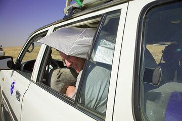 Others, professionally equipped with adequate sun protection, prefer to stay in the vehicles. (Photo: Tom Pfeiffer)